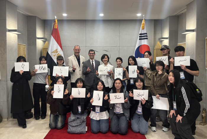 융합인재대학 중동·이슬람전략모듈, 주한 이집트 대사관 초청 ‘아랍 서체 체험 행사’ 개최 대표이미지